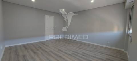 Apartamento t3 remodelado na amora | com suíte e varanda
