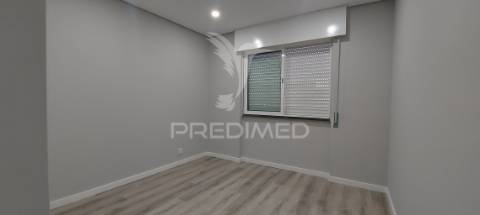 Apartamento t3 remodelado na amora | com suíte e varanda
