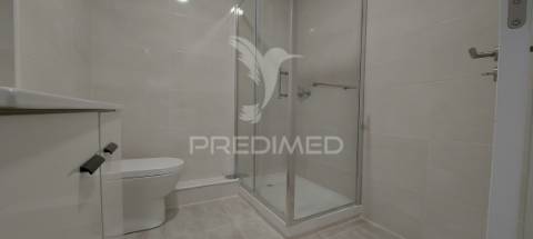Apartamento t3 remodelado na amora | com suíte e varanda