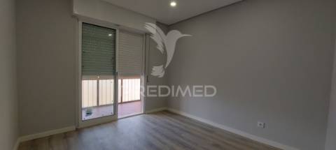 Apartamento t3 remodelado na amora | com suíte e varanda