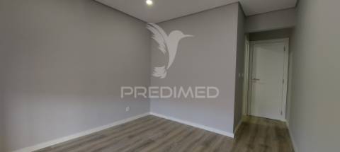 Apartamento t3 remodelado na amora | com suíte e varanda