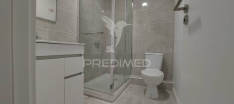 Apartamento t3 remodelado na amora | com suíte e varanda