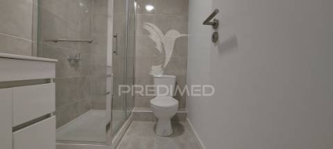 Apartamento t3 remodelado na amora | com suíte e varanda