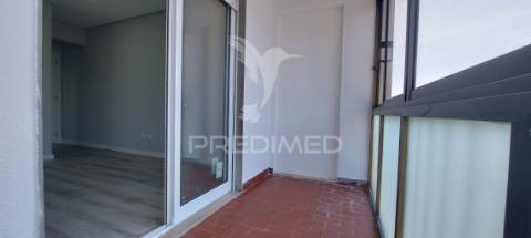 Apartamento t3 remodelado na amora | com suíte e varanda