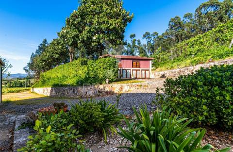 Duas quintas, com exploração agrícola e turismo rural;