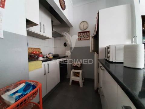 Moradia, em fernão ferro, com 5 divisões assoalhadas
