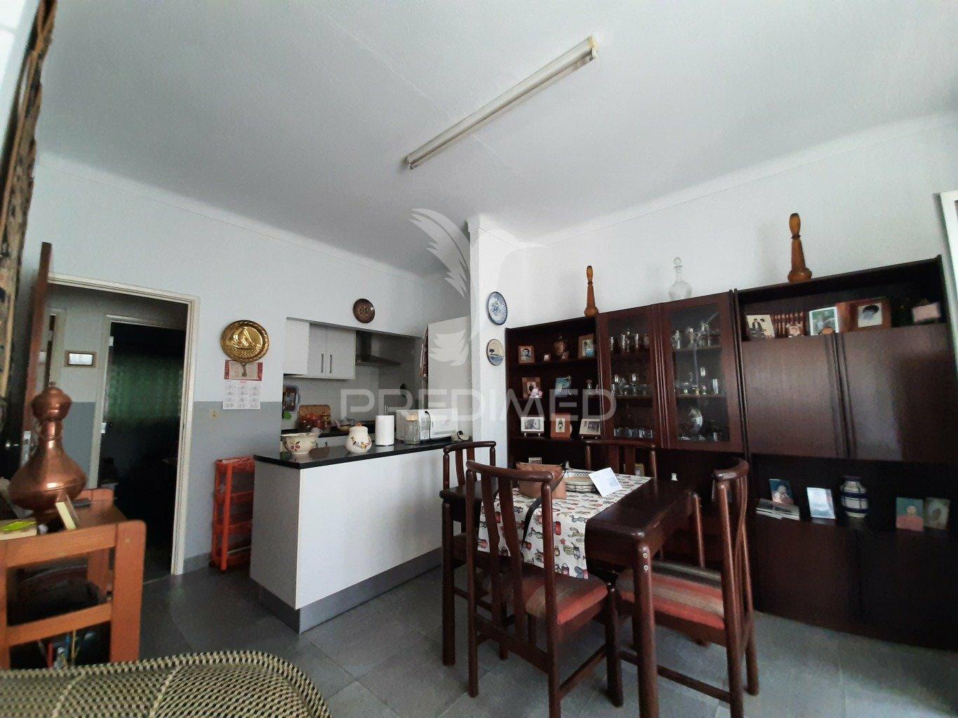 Moradia, em fernão ferro, com 5 divisões assoalhadas