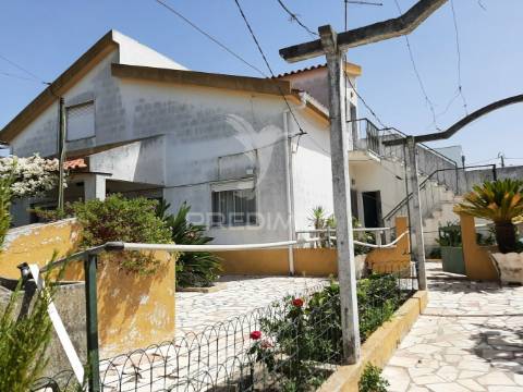 Moradia, em fernão ferro, com 5 divisões assoalhadas