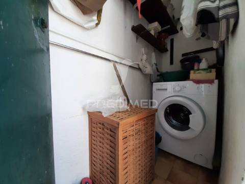 Moradia, em fernão ferro, com 5 divisões assoalhadas