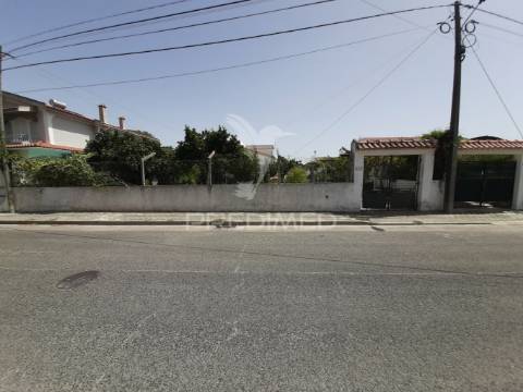 Moradia, em fernão ferro, com 5 divisões assoalhadas