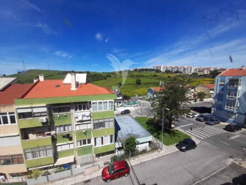 Apartamento t2 com arrecadação ,massamá.