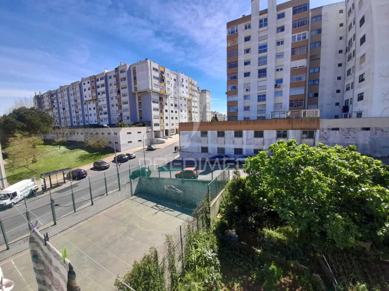 Apartamento t2 com arrecadação ,massamá.
