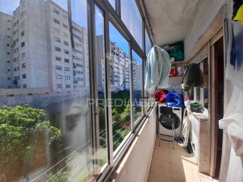 Apartamento t2 com arrecadação ,massamá.