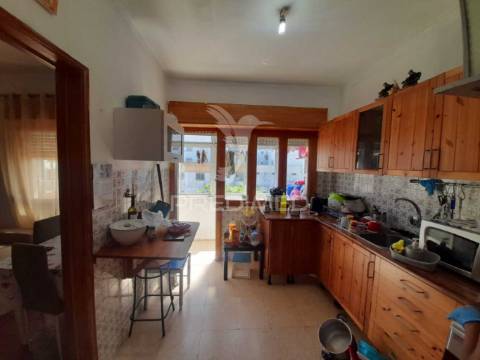 Apartamento t2 com arrecadação ,massamá.