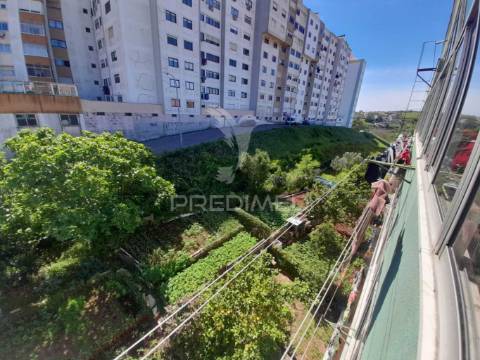 Apartamento t2 com arrecadação ,massamá.