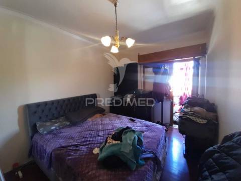 Apartamento t2 com arrecadação ,massamá.