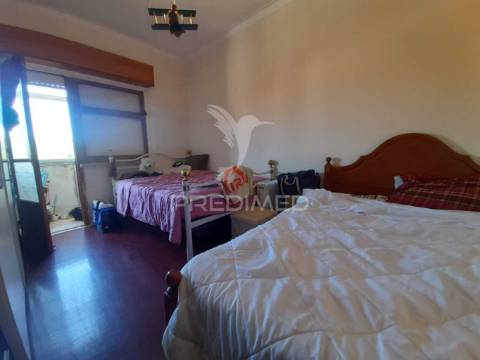 Apartamento t2 com arrecadação ,massamá.
