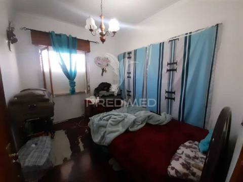 Apartamento t2 com arrecadação ,massamá.