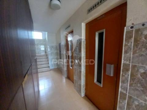 Apartamento t3 remodelado na cidade do sol (barreiro)