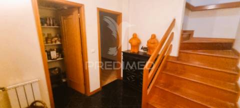 T4 duplex em canelas com garagem box e arrumos
