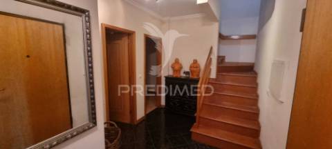 T4 duplex em canelas com garagem box e arrumos