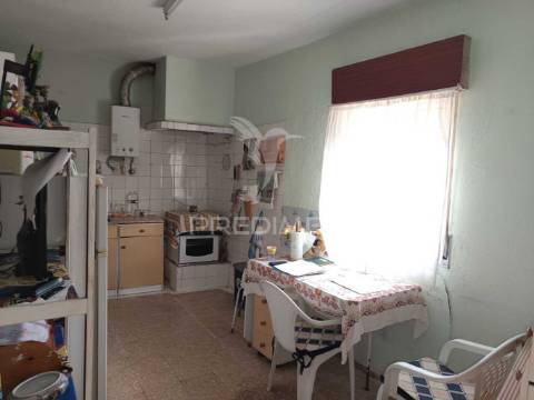 Moradia isolada t4+3 amadora - mina de agua