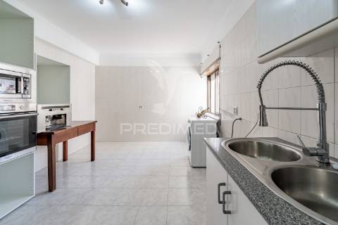T2 duplex bem localizado, na baixa da banheira