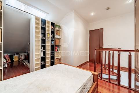 T2 duplex bem localizado, na baixa da banheira