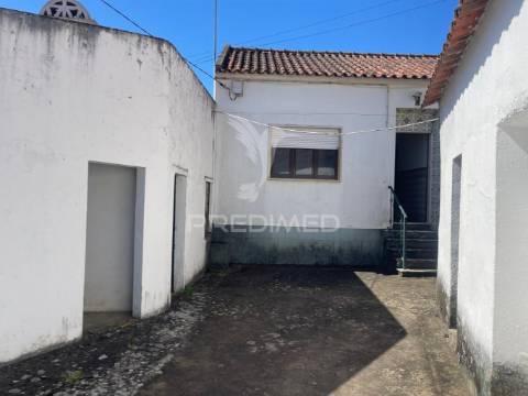 Moradia t2 com terreno em penafirme da mata (olhalvo)