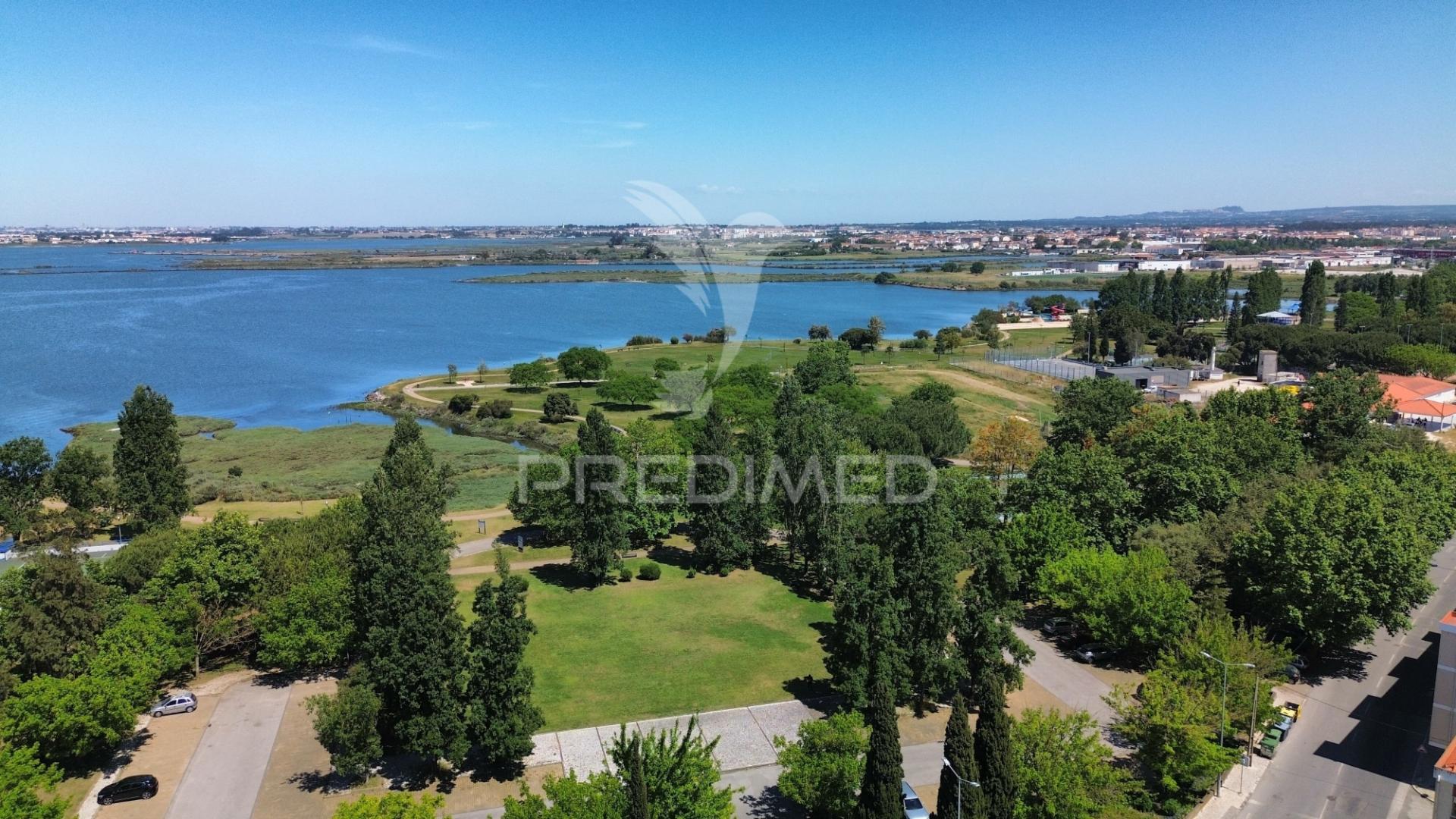 T2 com vista de rio e jardim – remodelado, luminoso e versátil