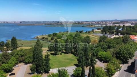 T2 com vista de rio e jardim – remodelado, luminoso e versátil