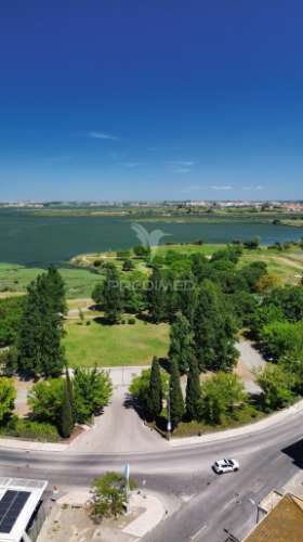 T2 com vista de rio e jardim – remodelado, luminoso e versátil
