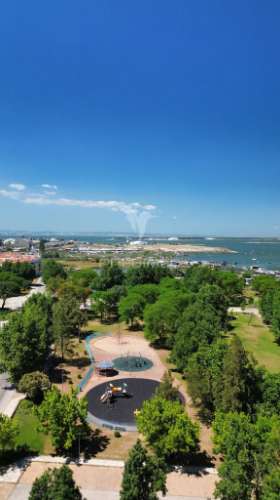 T2 com vista de rio e jardim – remodelado, luminoso e versátil