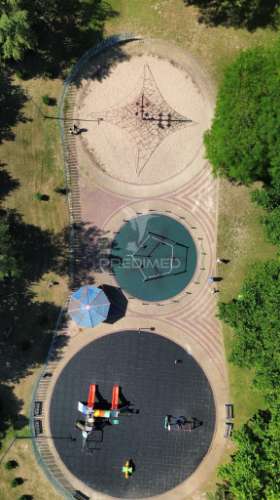 T2 com vista de rio e jardim – remodelado, luminoso e versátil