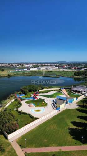 T2 com vista de rio e jardim – remodelado, luminoso e versátil