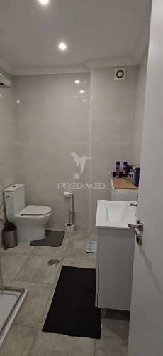 T2 com vista de rio e jardim – remodelado, luminoso e versátil