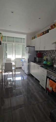 T2 com vista de rio e jardim – remodelado, luminoso e versátil