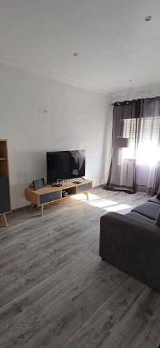 T2 com vista de rio e jardim – remodelado, luminoso e versátil