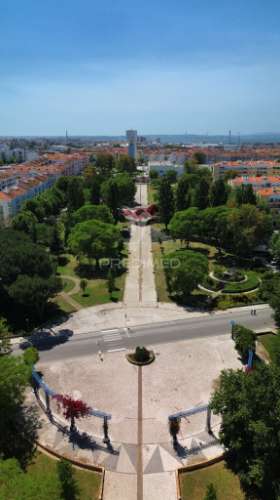 T2 com vista de rio e jardim – remodelado, luminoso e versátil