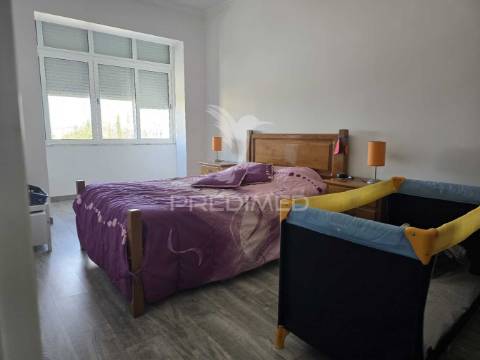 T2 com vista de rio e jardim – remodelado, luminoso e versátil