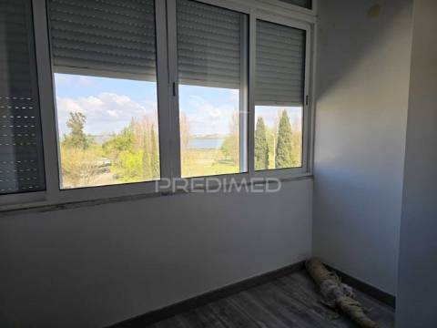 T2 com vista de rio e jardim – remodelado, luminoso e versátil