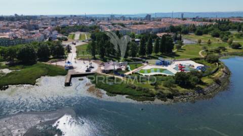 T2 com vista de rio e jardim – remodelado, luminoso e versátil