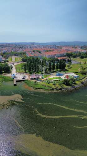 T2 com vista de rio e jardim – remodelado, luminoso e versátil