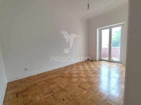 Apartamento t2 com remodelação total, em benfica