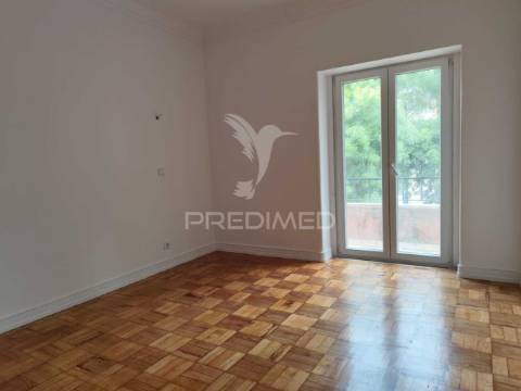 Apartamento t2 com remodelação total, em benfica
