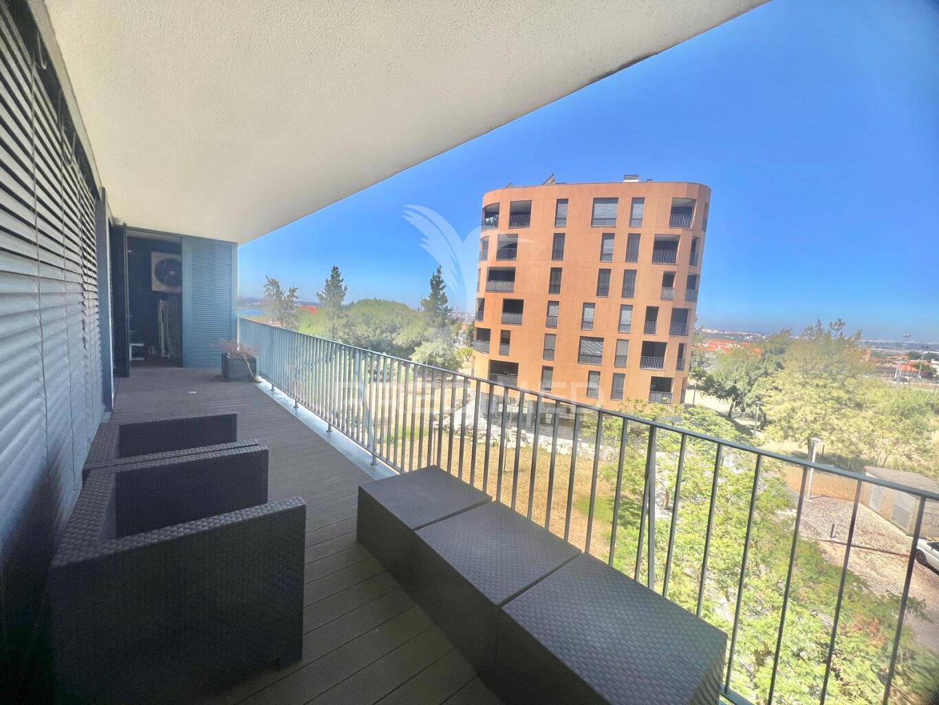 Apartamento t4 com 2 suites e parqueamento