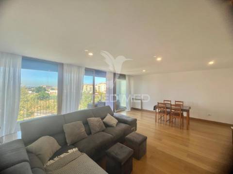 Apartamento t4 com 2 suites e parqueamento