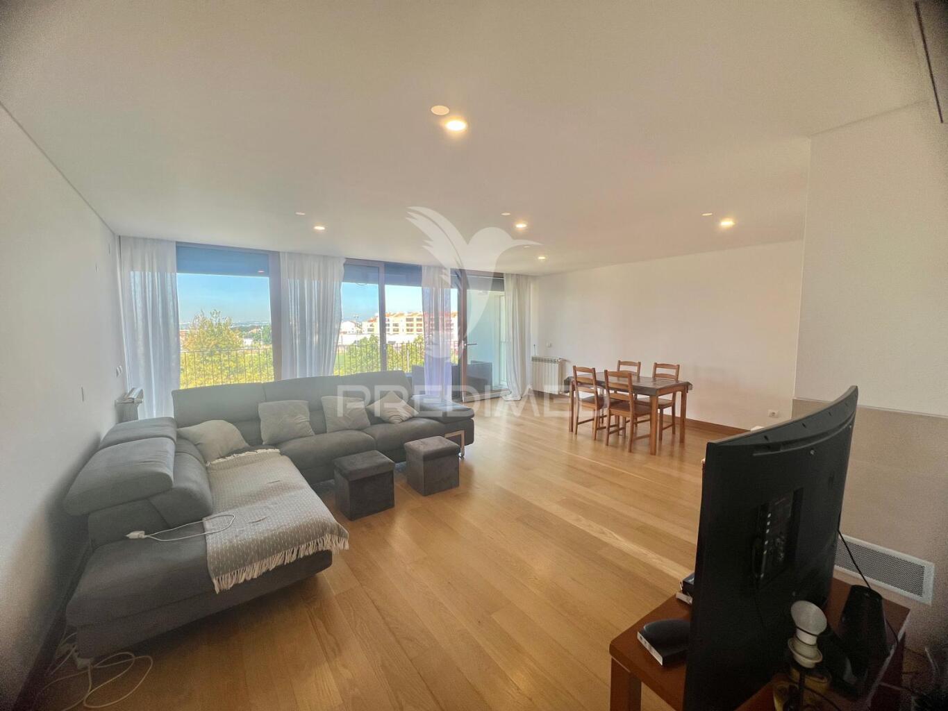 Apartamento t4 com 2 suites e parqueamento