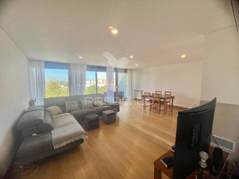 Apartamento t4 com 2 suites e parqueamento