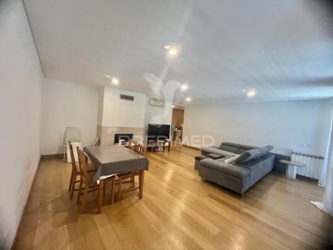 Apartamento t4 com 2 suites e parqueamento